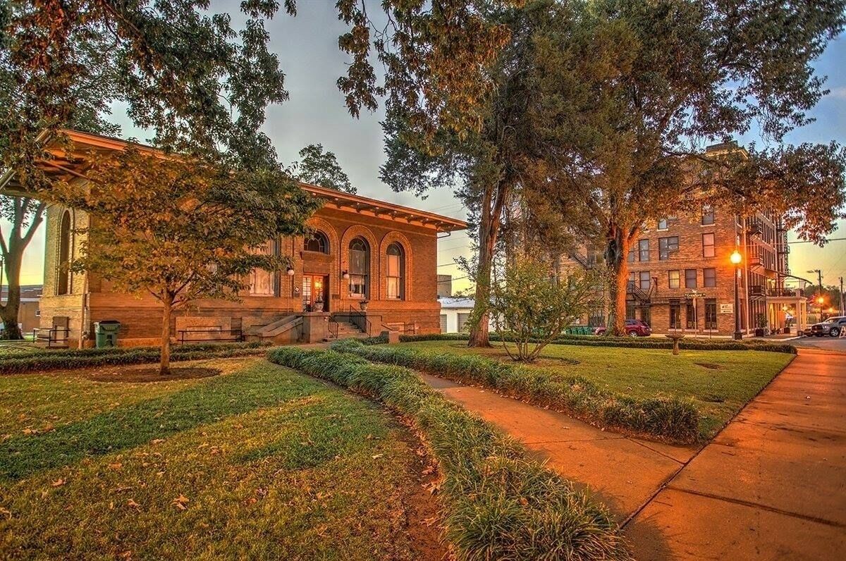 CARNEGIE LIBRARY