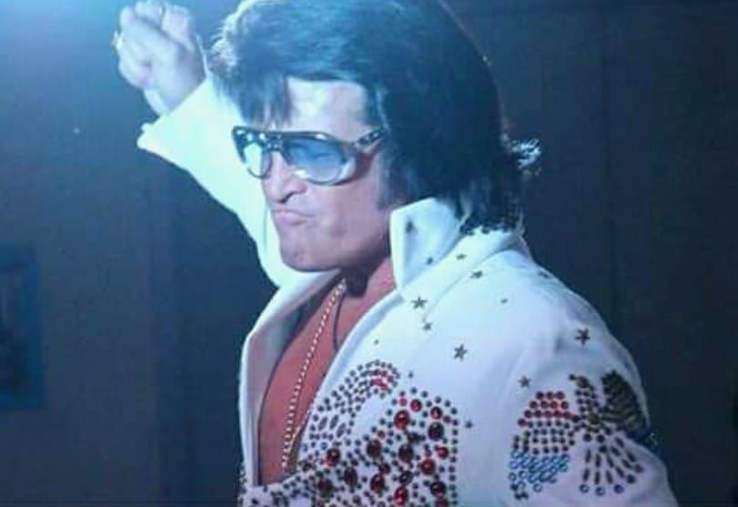 Billy Lindsey as Elvis