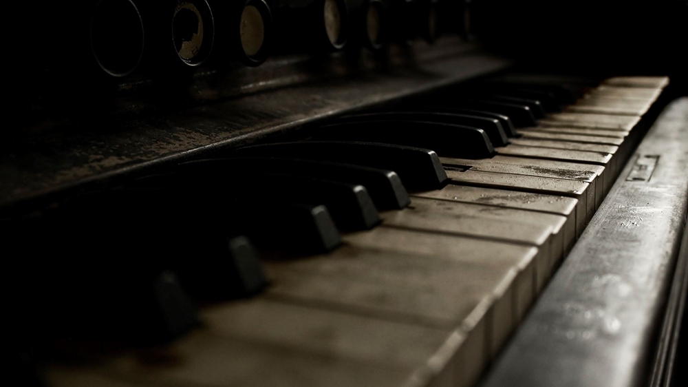Picture of an old piano.