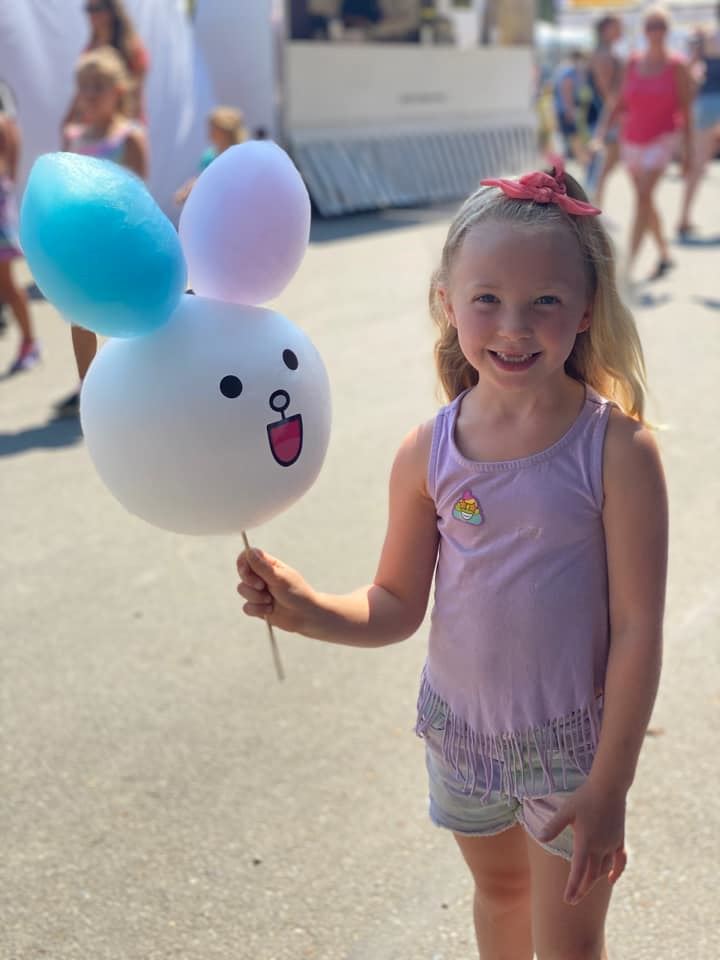 Girl with cotton candy - photo from Elise Paquette (2021) 
